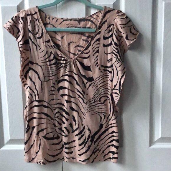 🍭*6/$30* New York & Co Flutter Sleeve Top - XS - Picture 1 of 3